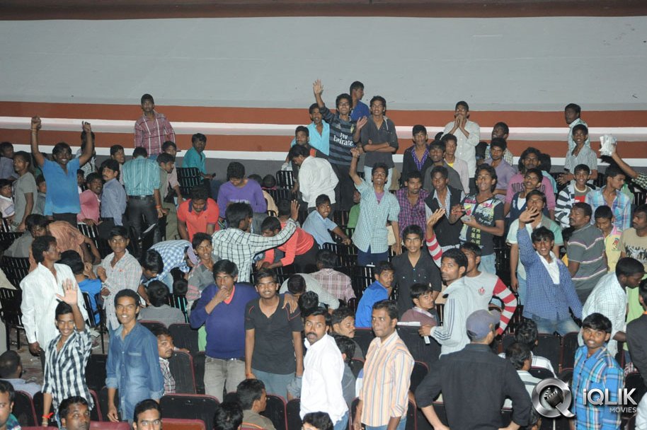 Yevadu-Hungama-at-Sandhya-Theatre